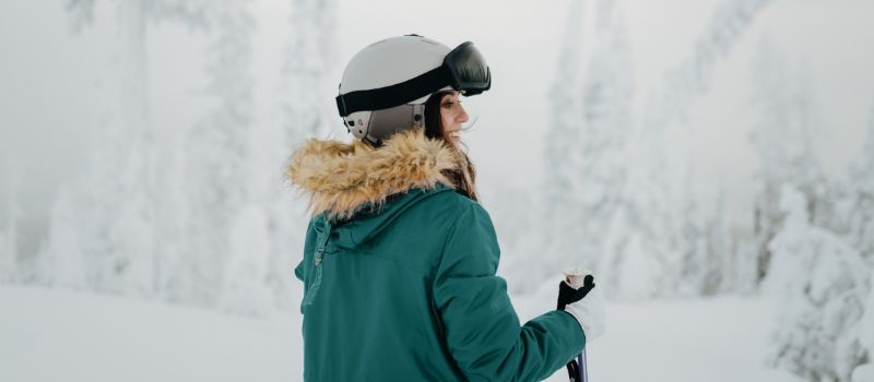 Skiing with a snow helmet