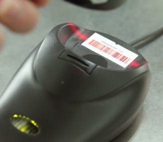 Foto della culla con una luce laser rossa su un codice a barre