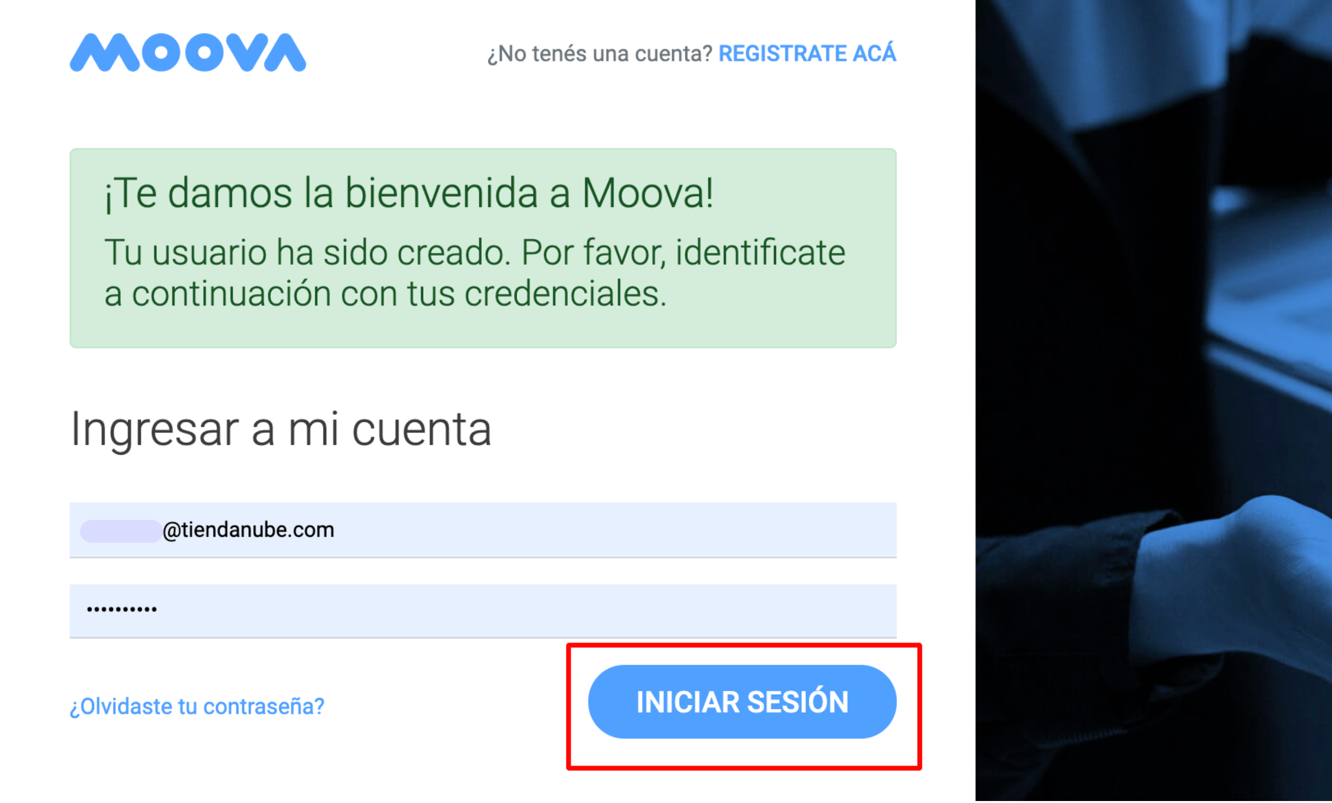Página de Moova con campos para ingresar el email y contraseña y el botón Iniciar sesipon resaltado