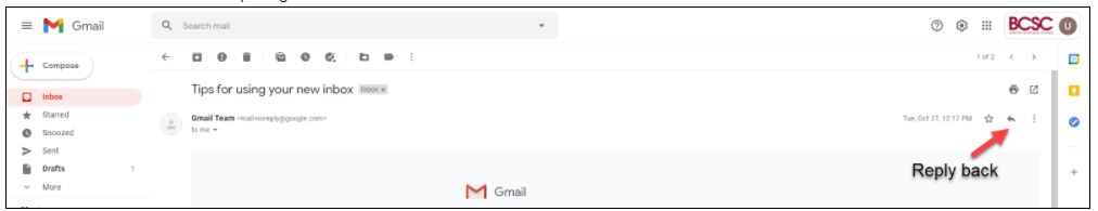 Página de Gmail con una flecha que apunta al botón de respuesta (flecha en la esquina superior derecha del correo electrónico)
